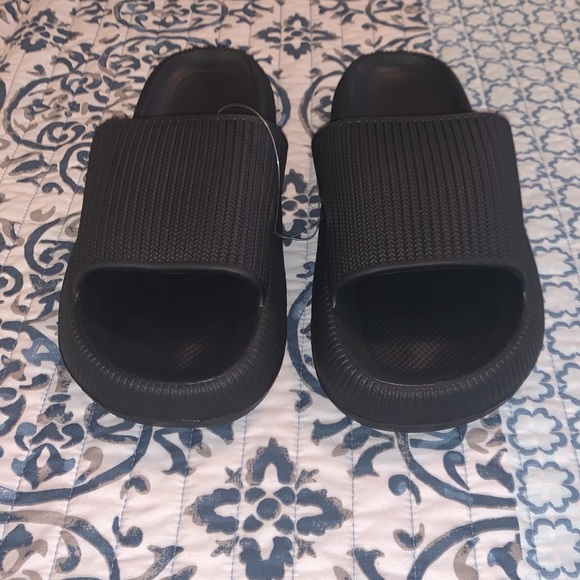 New Comfy Anti-Slip Pillow Slides Unisex - Picture 2 of 5